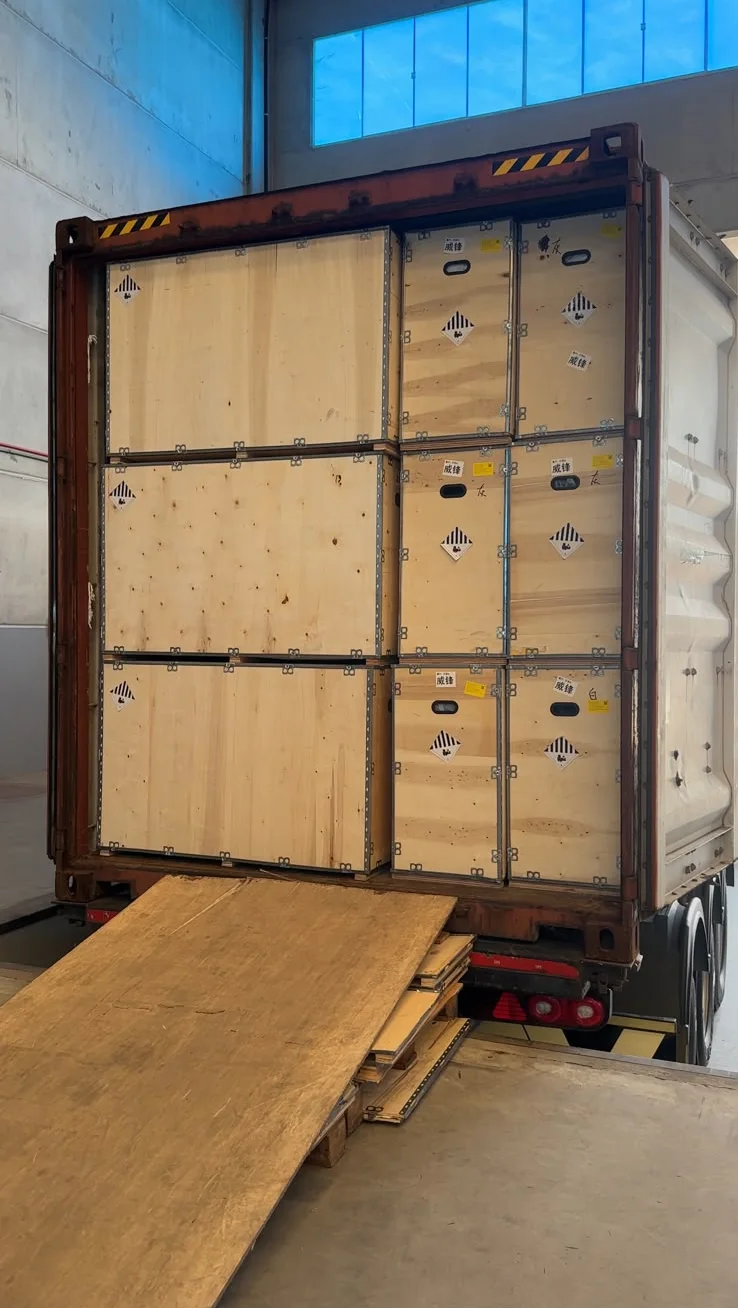 Container com scooters elétricas no galpão da São Bento Scooter em Itajaí